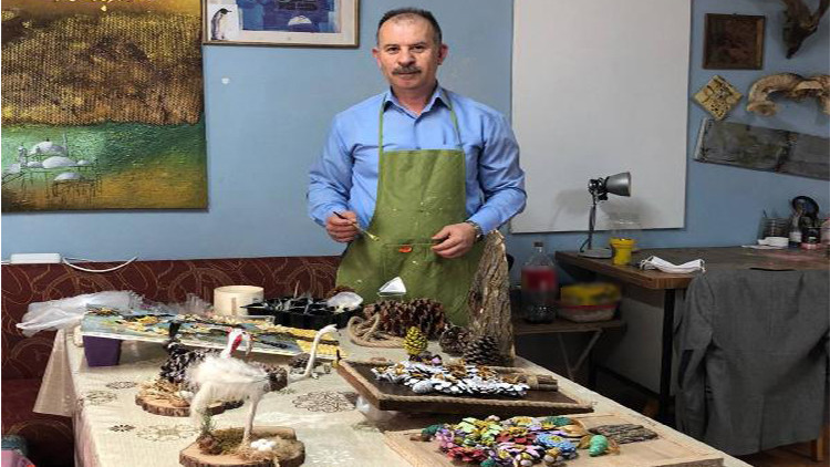 Tablolarını doğadan topladığı malzemelerle yapıyor