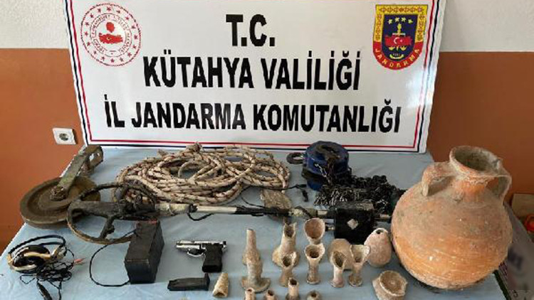 Evlerinin bahçesinde define arayan 2 şüpheli yakalandı Evlerinin bahçesinde define arayan 2 şüpheli yakalandı