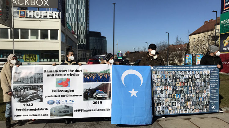 Uygur Türklerinden Volkswagen protestosu Uygur Türklerinden Volkswagen protestosu