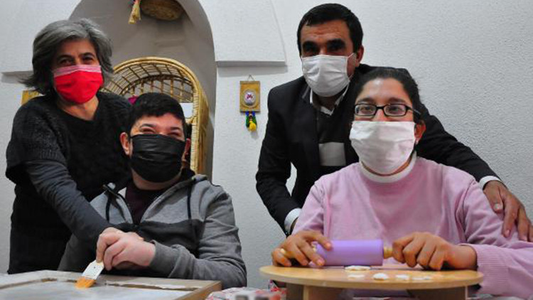 Otizmli çocuklar ahşap boyama kursuyla sosyalleşti