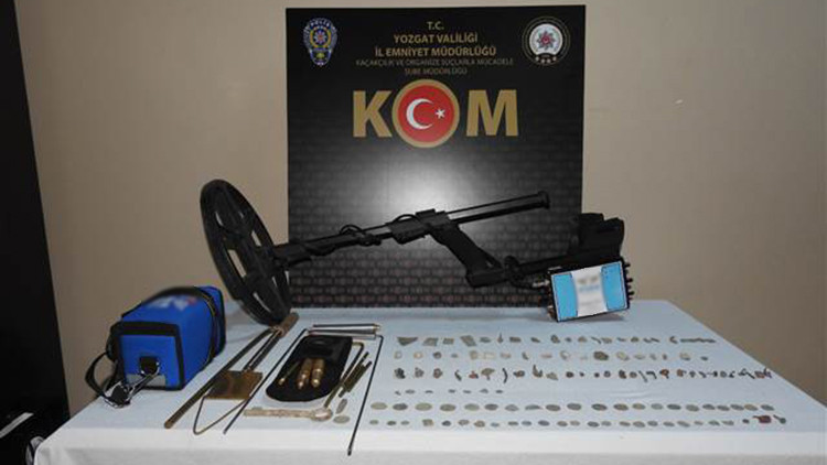 Yozgatta bir evde tarihi eser olduğu değerlendirilen 45 sikke ve 75 obje ele geçirildi