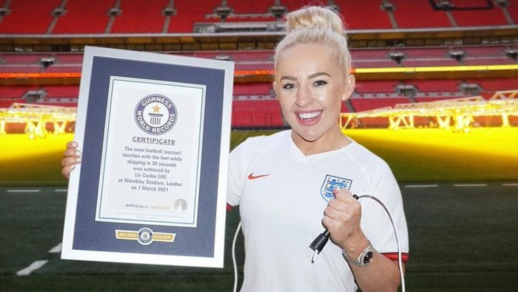 Top sektirerek ip atlayan Liv Cooke, Guinness Rekorlar Kitabında Top sektirerek ip atlayan Liv Cooke, Guinness Rekorlar Kitabında