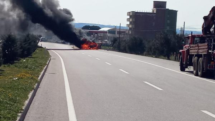 Çanakkalede seyir halindeki otomobil yandı