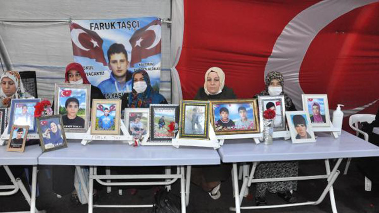 Diyarbakırda HDP önündeki eylemde 571inci gün; Gara şehitleri için mevlit okutuldu