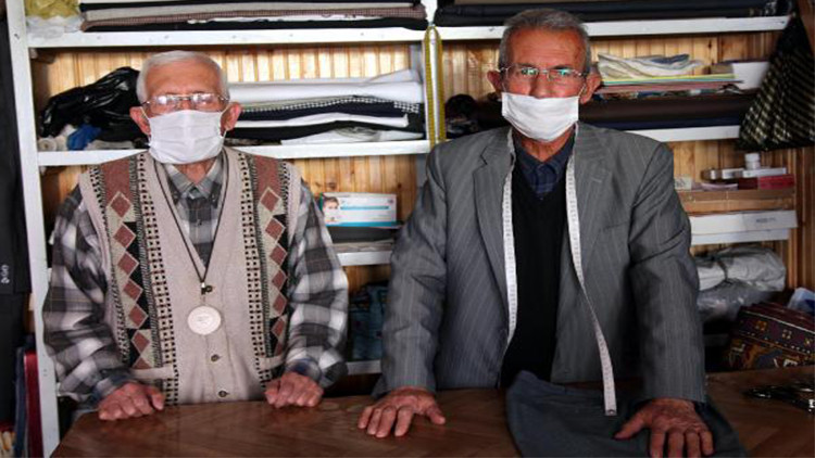 İki kardeş 60 yıldır omuz omuza terzilik yapıyor