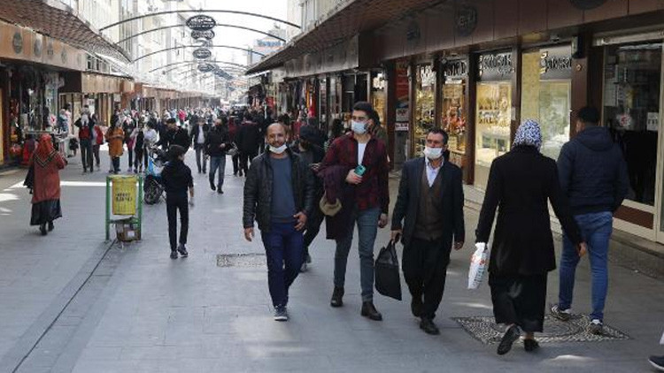 Çok yüksek riskli Gaziantepte çarşılar doldu taştı