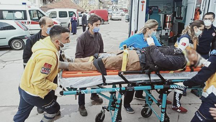 Üzerine levha düşen işçi yaralandı