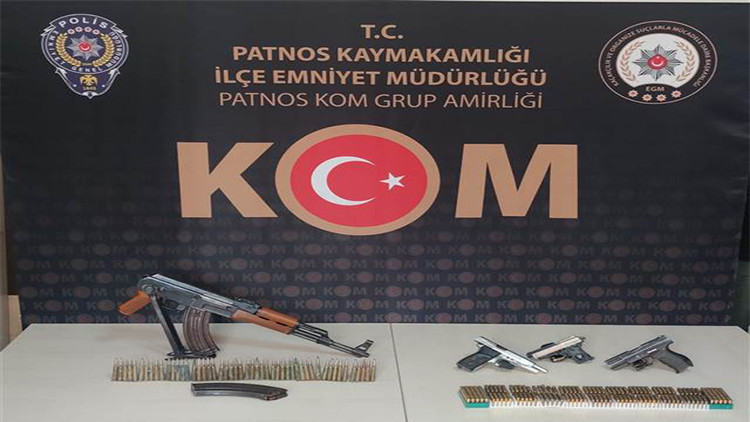 Ağrıda bir evde 3 tabanca, 1 kalaşnikof tüfek ve çok sayıda fişek ele geçirildi