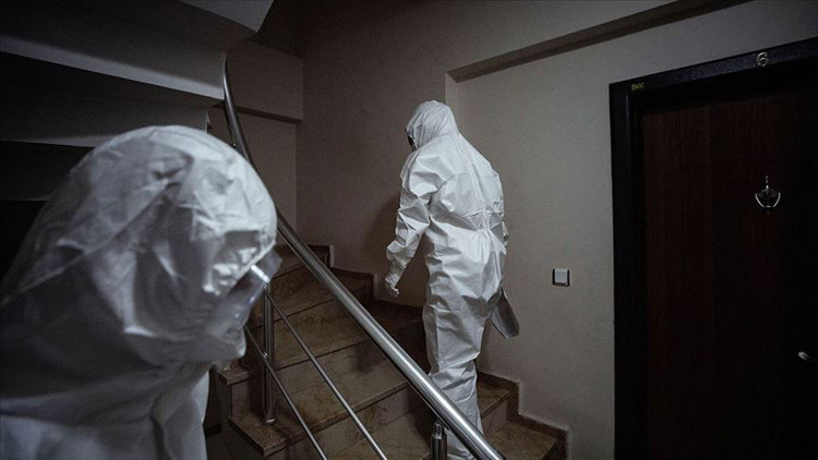 Kapı kapı dolaşarak koronavirüsün izini sürüyorlar | Beyaz tulumlu kahramanlar anlatıyor