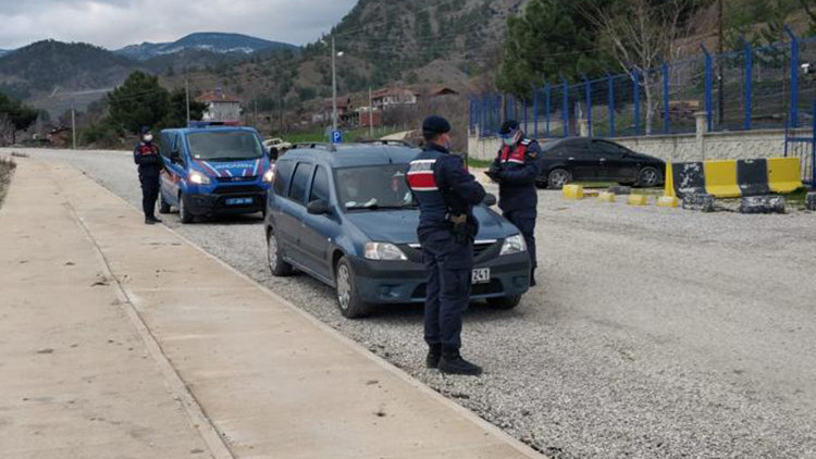 Koronavirüs testi pozitif çıkan ve temaslısı 7 kişi, cenazeden dönerken yakalandı Koronavirüs testi pozitif çıkan ve temaslısı 7 kişi, cenazeden dönerken yakalandı