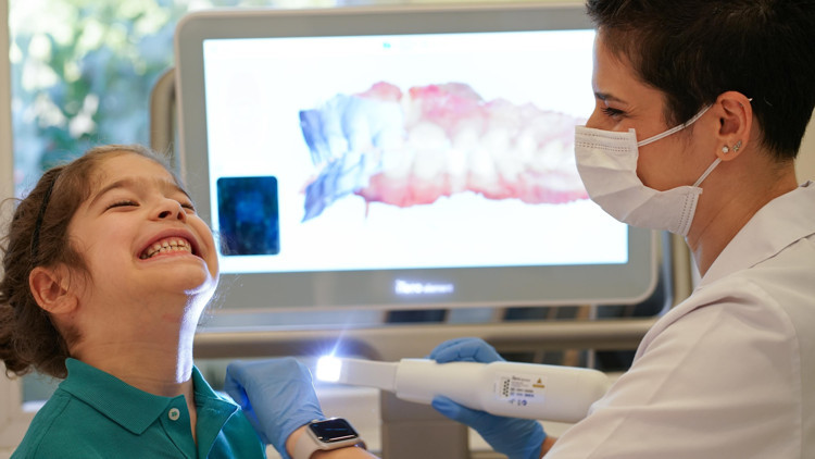 Şeffaf plaklarla yazın kimse fark etmeden dişleriniz düzelsin