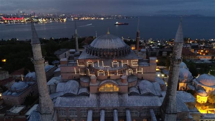 Ayasofya Caminde 87 yıl sonra ilk mahya Ayasofya Caminde 87 yıl sonra ilk mahya