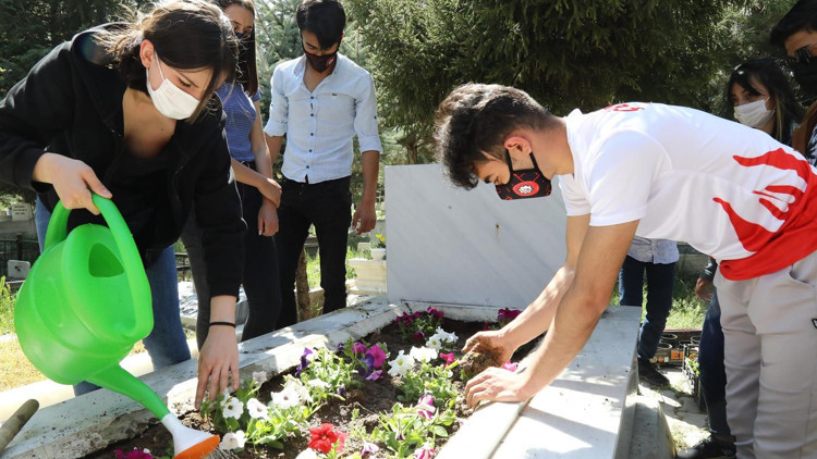 Şehit mezarları çiçeklendirildi