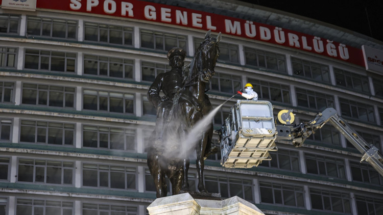 Zafer Anıtı temizlendi