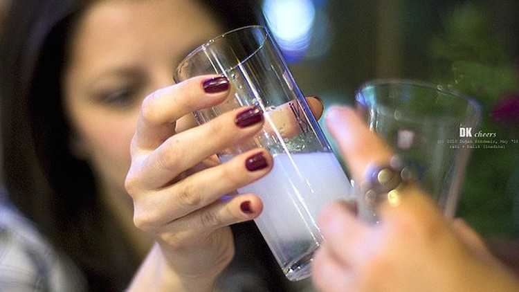Kadınlar, kadın gibi rakı içer