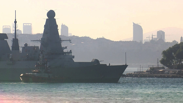 İngiliz savaş gemisi Sarayburnuna demirledi İngiliz savaş gemisi Sarayburnuna demirledi