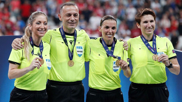 İtalya - Türkiye maçı tarihe geçecek Kadın hakem Stephanie Frappart ilk kez...