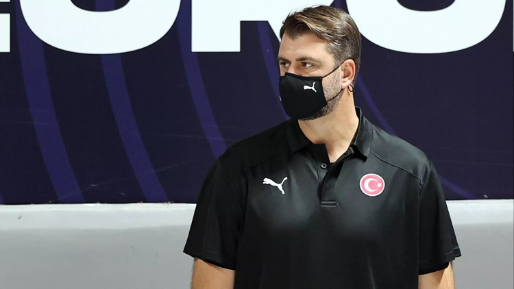 Mehmet Okur hem saha içinde hem saha dışında milli oyunculara yardımcı oluyor
