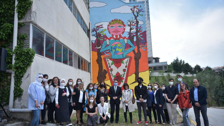 Duvarlar kadınlar için renklendi