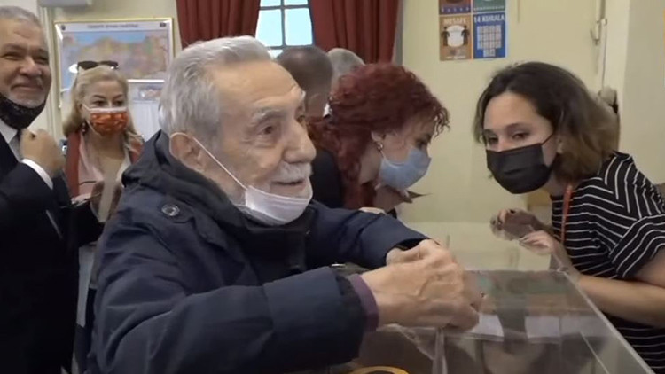 Ünlü oyuncu Aydemir Akbaş, Galatasarayın başkanlık seçiminde oy kullandı Ünlü oyuncu Aydemir Akbaş, Galatasarayın başkanlık seçiminde oy kullandı