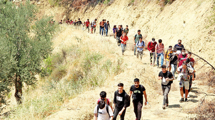 Şehirli ve eğitimli kesim Taliban’dan kaçmanın yolunu arıyor: Bu defa Afgan kentliler kaçma hazırlığında