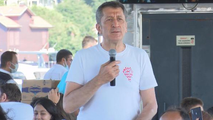 Bakan Ziya Selçuk öğrencilerle bir araya geldi Bakan Ziya Selçuk öğrencilerle bir araya geldi