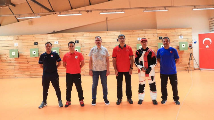 Bakan Kasapoğlundan olimpiyatlara katılacak milli sporculara moral ziyareti Bakan Kasapoğlundan olimpiyatlara katılacak milli sporculara moral ziyareti