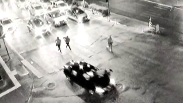 Polisi aracın kaputunda metrelerce sürükledi İşte o an...