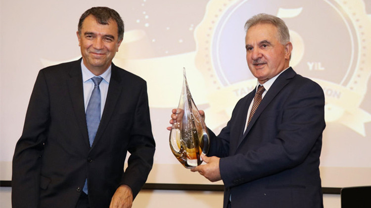 Bir üniversiteye daha tam akreditasyon hakkı Bir üniversiteye daha tam akreditasyon hakkı