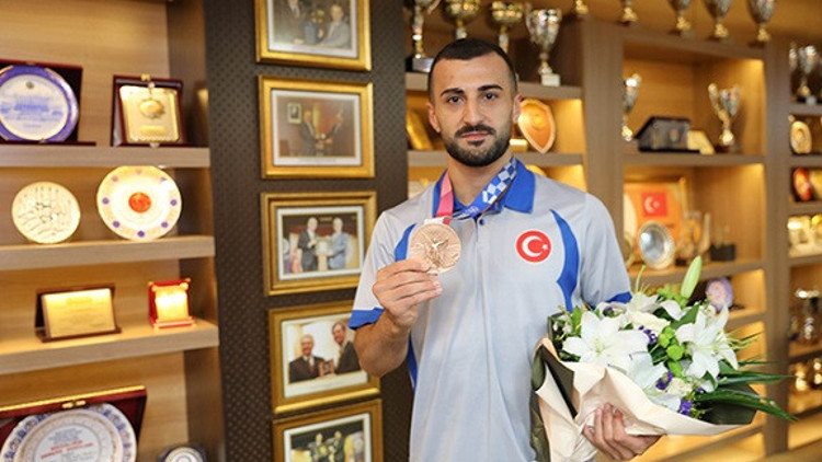 Milli karateci Uğur Aktaş: Kas yırtığına rağmen bronz madalya kazandım...