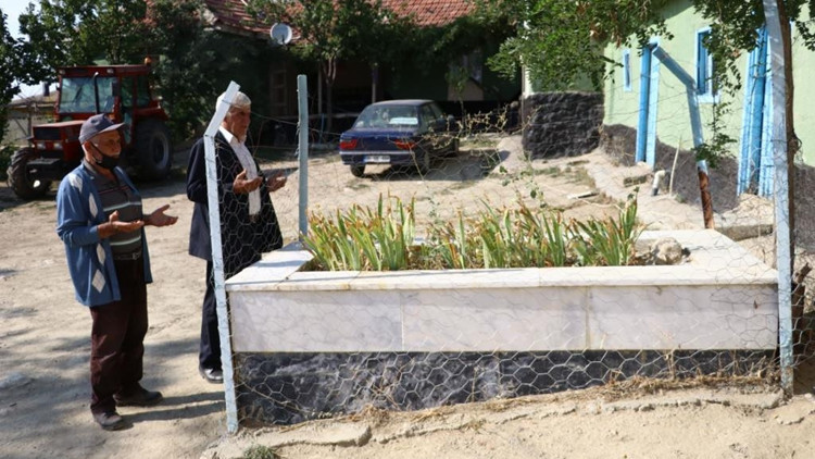 Şehit mezarlarını özenle koruyorlar Şehit mezarlarını özenle koruyorlar