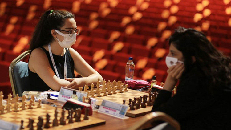 Satranç sporcuları okullarda pandemi kurallarını anlatıyor