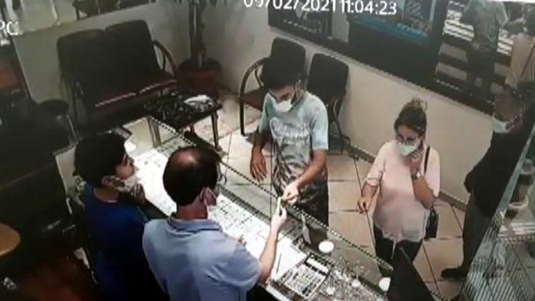 Müşteri gibi girdi, 10 bin liralık bilezik çaldı Böyle yakalandı