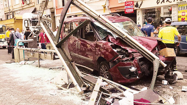 Durağa daldı 1 ölü, 11 yaralı Durağa daldı 1 ölü, 11 yaralı