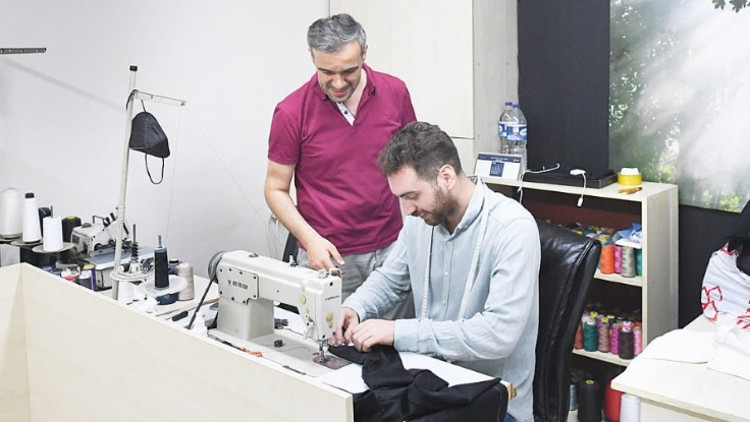 Terzide tadilat dönemi... Parmağı iğneye kaptırmayın