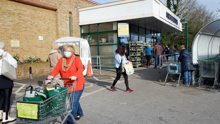 Türkiyede de şubeleri var... Dev şirket tek tek mağazalarını kapattı