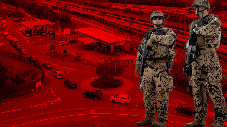 İngilterede panik her yeri sardı Devreye asker girecek İngilterede panik her yeri sardı Devreye asker girecek