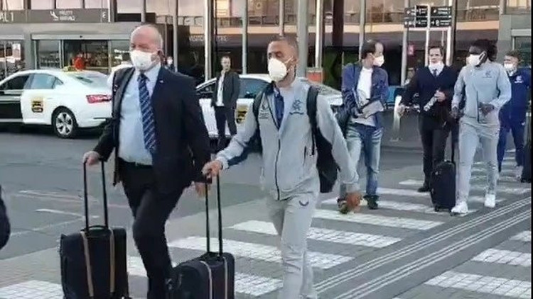 Sparta Prag taraftarından Rangerslı Roofea olay karşılama Glasgow kasabı geldi... Sparta Prag taraftarından Rangerslı Roofea olay karşılama Glasgow kasabı geldi...