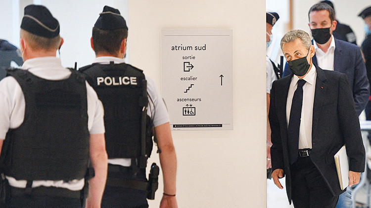 Sarkozy’ye bir yıl ev hapsi