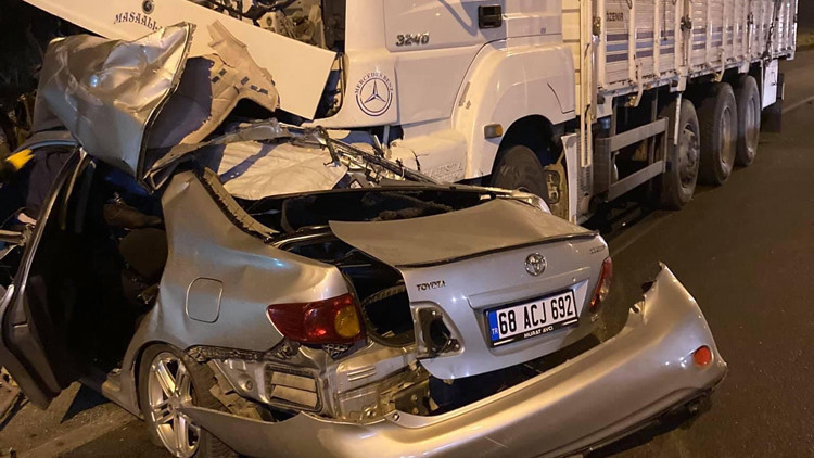 Konyada korkunç kaza Karşı şeride geçti, kamyonun altına girdi