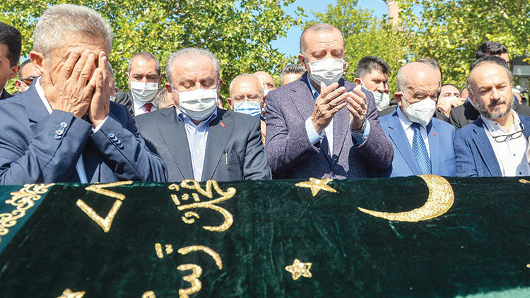 Oğuzhan Asiltürk son yolculuğuna uğurlandı Millete büyük emekleri geçti Oğuzhan Asiltürk son yolculuğuna uğurlandı Millete büyük emekleri geçti