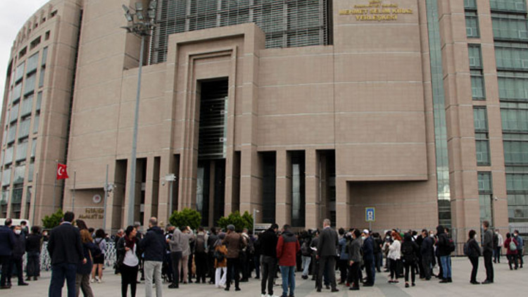 Birleştirilen Gezi Parkı ve Çarşı davasının ilk duruşması başladı Birleştirilen Gezi Parkı ve Çarşı davasının ilk duruşması başladı