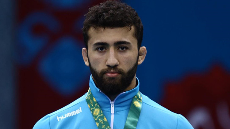 Milli güreşçi Burhan Akbudak dünya ikincisi oldu