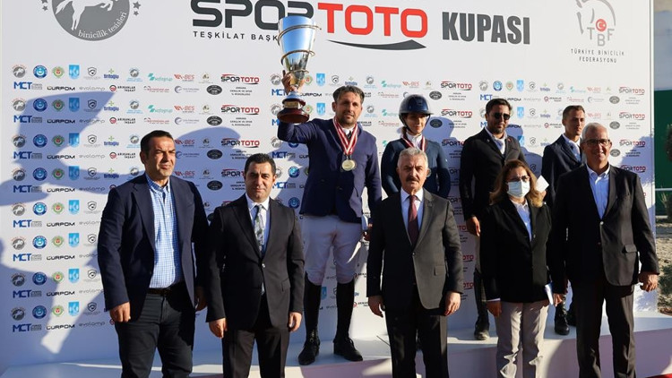 Binicilikte kupa şöleni