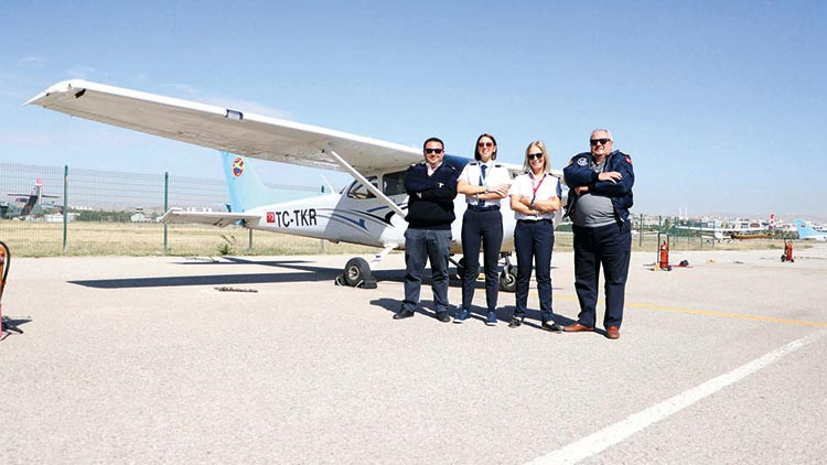 Ailecek uçuyorlar Ailecek uçuyorlar