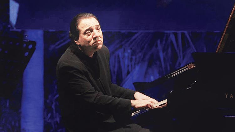 Akra’ya ‘Say’lı, dünya prömiyerli kapanış