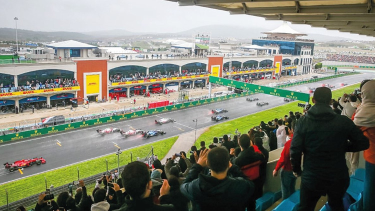 Formula 1 kritik virajda