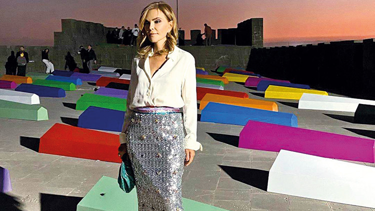 Renkli tabutlarla poza tepki Renkli tabutlarla poza tepki