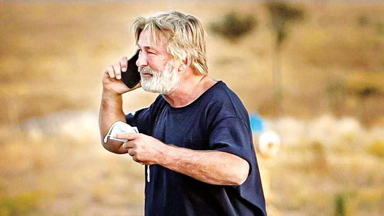 Sette trajedi: Kurusıkı silahla yönetmeni vurdu Sette trajedi: Kurusıkı silahla yönetmeni vurdu