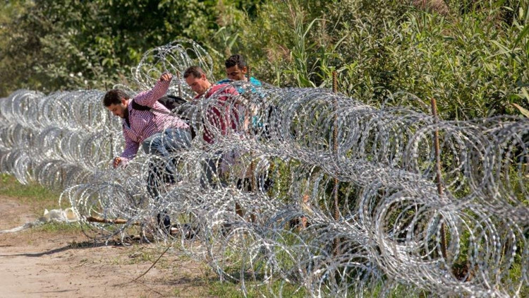 Bu kez duvarlar dikenli telden Bu kez duvarlar dikenli telden